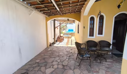 Casa térrea com 5/4 excelente espaço de lazer em Arembepe