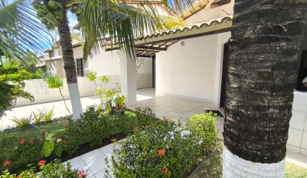 Casa duplex pertinho da Praia de Buraquinho dentro de condomínio seguro em tranquila