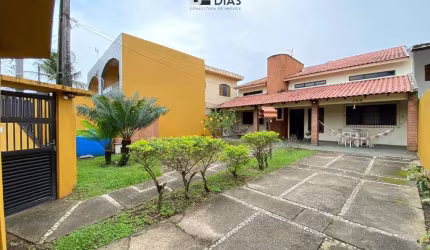 Casa isolada a venda na Mirim- 4 dormitórios, sendo 2 suítes.