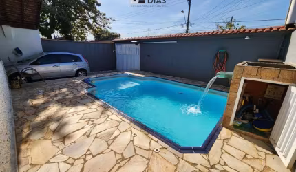 Casa térrea a venda na Maracanã churrasqueira e piscina apenas 300 metros da pra