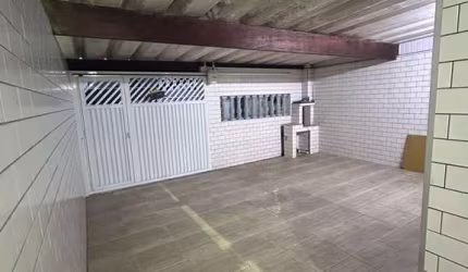 Casa com quintal a venda no Tude Bastos - 2 dormitórios.