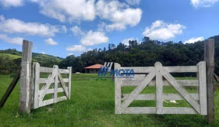 Chácara a venda Castro Paraná com 1,5 alqueires  com casa e seis tanques com mais ou menos 450,00m2 cada tanque. Casa  avarandada com quarto, sala