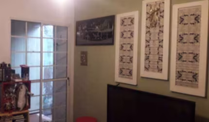Casa com 4 dormitórios, via pública  em Carapciuíba