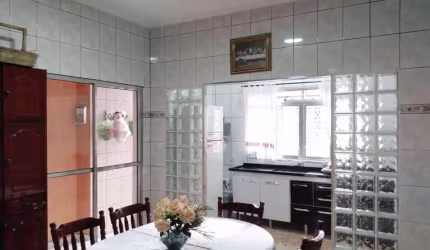 Casa com 2 dormitórios, via pública em Carapicuíba