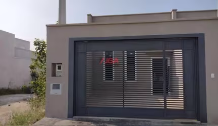 Imperdível: Casa à venda em Indaiatuba-SP, Parque Residencial Sabiás. 2 quartos, 1 suíte, 1 sala, 2 vagas de garagem.