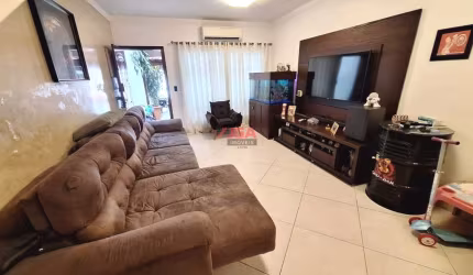 Casa à venda no Jardim Umuarama: 3 quartos, suíte, 2 salas, 2 vagas e área gourmet com churrasqueira!