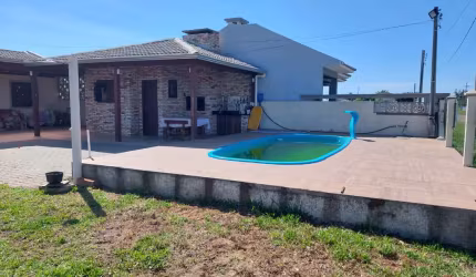 Casa com piscina a venda em Arroio do Sal.