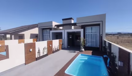 Linda casa pronta para morar a poucos metros do mar e mercado.