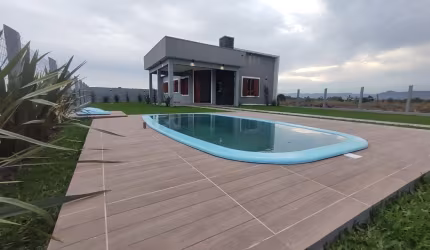 Linda casa com piscina a venda em Arroio do Sal-RS.