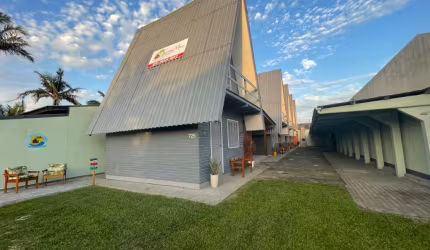 Lindas cabanas, a uma quadra do mar, possui 5 cabanas com 2 dormitórios, 1 banheiro social, sala de estar e jantar