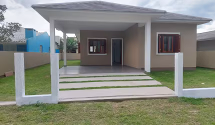 Linda residência localizada no balneário São Jorge em Arroio do Sal, com 120m² de área construída.