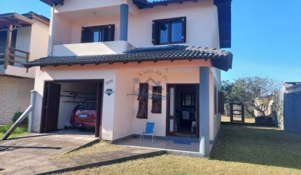 Linda residência localizada no balneário Quatro Lagos, em Arroio do Sal, com 110m² de área construída, a apenas 200 metros do centro.