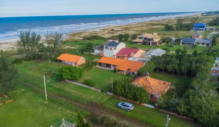 Descubra a beleza e o potencial de investimento desta charmosa casa no Bairro Rondinha, localizada no acolhedor município de Arroio do Sal. A apenas 30 metros da beira mar.
