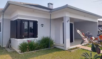 Encantadora residência localizada no balneário Camboim em Arroio do Sal, a apenas 400 metros do mar. Com uma área construída de 111m², construída em um lote de12x25.