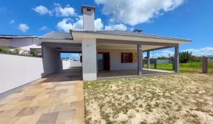 Linda residência localizada no balneário Camboim em Arroio do Sal, com 154m² de área construída, a apenas 300 metros do mar.