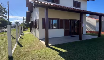 Casa à Venda no Balneário Rondinha em Arroio do Sal. Excelente casa com 3 dormitórios, sendo 2suíte, e 1 banheiro social.