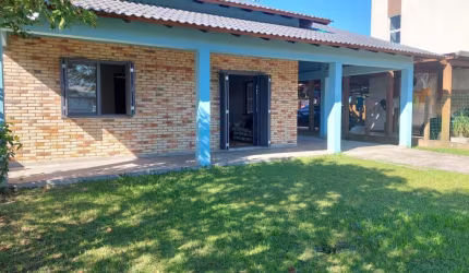 Casa à Venda no Balneário Bom Jesus em Arroio do Sal. Excelente casa com 3 dormitórios, 2banheiros sociais.