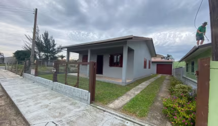 Casa localizado no Balneário Figueirinha em Arroio do Sal/RS. Residência com 130m² a duas quadrasdo mar.