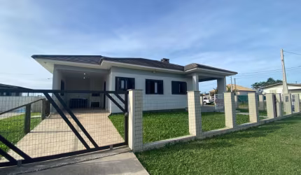 Conforto e Estilo no Bairro Quatro Lagos na cidade de Arroio do Sal. Essa excelente casa está localizada a apenas 1200 metros da praia e a 500 metros do centro.