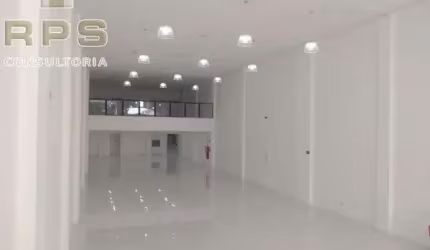 Salão Comercial para locação no Centro de Atibaia, com 590m², banheiros, copa, excelente estacionamento,  localização privilegiada para seu negócio!
