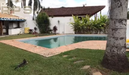 Oportunidade na Vila Santista, casa com 924m² de terreno, 3 quartos sendo 1 suite, edícula, área de lazer com piscina, churrasqueira, jardim, quintal!
