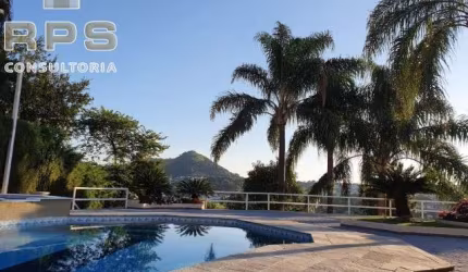 Casa linda à venda no Condominio Flamboyant, com 818m² de área construída, 6 quarjtos, 8 banheiros, vaga para 8 carros, perto de tudo!