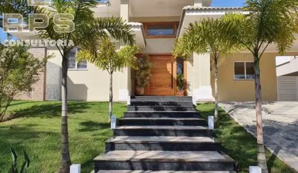 Casa térrea à venda no Condomínio Porto Atibaia, com 3 quartos, escritório, vaga para 8 carros, 5 banheiros, amplo quintal!