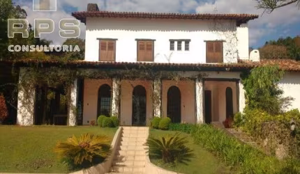 Casa  Venda-adega, piscina, casa de caseiro, canil, bosque, salão de jogos, churrasqueira, toda avarandada , acabamento em mármore e granito.