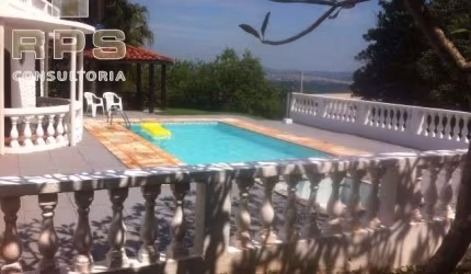 Chacara a venda , com 3 dormitórios, sendo uma suíte, além de um lavabo, sala ampla, cozinha equipada, churrasqueira, piscina, pomar e 2 vagas