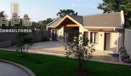 Casa dos sonhos à venda no Condomínio Palavra da Vida, em estilo americano, semi-mobiliada, 402m² construção, 4 quartos, 5 banheiros, 3 vagas