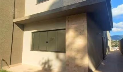 Casa a venda no Jardim do Lago em Atibaia, com 3 quartos todos suítes, quintal, área gourmet com banheiro externo, 2 vagas de garagem!