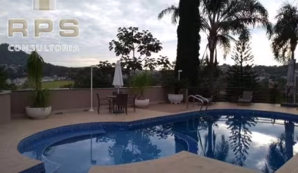 Casa à venda no Condomínio Flamboyant com linda vista para a Pedra Grande, 5 quartos, escritório, churrasqueira, piscina com vista fantástica,!