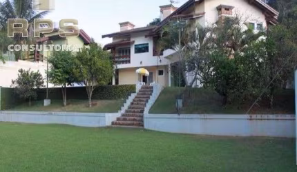 Casa em condomínio alto padrão em Atibaia. Com 5 suítes, 7 banheiros, 5 vagas na garagem, 3 salas amplas, área gourmet, piscina, campo de futebol