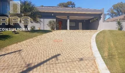 Casa totalmente térrea à venda no Condomínio Porto Atibaia, 3 quartos sendo 3 suítes, 6 banheiros, 4 vagas de garagem, lazer completo