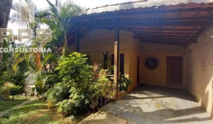 Casa para reforma ou construção de condomínio Village à venda na região da Alameda Lucas, com 1240m² de área total, vista para a Pedra Grande!