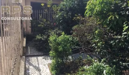 Terreno com 500 m² e 213,87 m² de área construída. Esta é a oportunidade perfeita para você que é construtor ou investidor