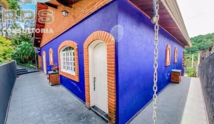 Casa térrea à venda em Nazaré Paulista em São Paulo, 4 quartos, 2 suites, piscina, churrasqueira, 3 vagas de garagem, próxima do comércio da regiao