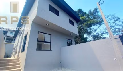 Casa à venda no bairro Jardim Maristela em Atibaia, com 3 suítes, quintal, churrasqueira,  rua sem saída e muito arborizada, ao lado da Alameda Lucas!