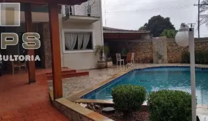 Casa na Vila Petropolis em Atibaia com 3 quartos e 7 vagas de garagem