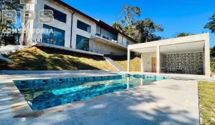 Casa de campo em condomínio de chácaras em Atibaia, com 04 suítes, piscina com hidro, área gourmet e muito verde!
