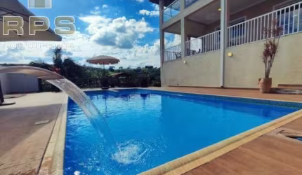 Casa de campo em condomínio de chácaras em Atibaia, com 06 suítes, piscina climatizada, área gourmet, playground, enorme varanda e muito verde!
