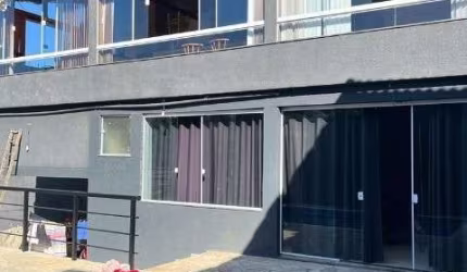 Com 04 dormitórios, sendo 01 suíte com hidromassagem, uma sala ampla em dois ambientes, cozinha integrada à área gourmet e sala de jantar