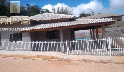 Linda casa térrea com 3 dormitórios, sendo 1 suíte e uma vista deslumbrante.  Piscina 6x3 c/ Hidro e iluminação em LED Piso porcelanato