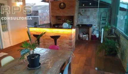 Casa térrea com 2 dormitórios sendo uma suíte Quintal com vista para Pedra Grande Cozinha independente com móveis planejados Sala de jantar e tv
