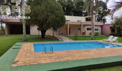 Chácara em Atibaia, a 10 min do centro, acesso fácil com asfalto, 3 dormitórios,1 suíte com closet ,piscina ,área gourmet com churrrasqueira