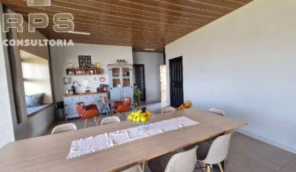 Casa térrea aos pés da Pedra Grande, com 2 suítes e mais 4 suítes em construção, academia, mini quadra de basquete