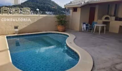 Casa com 03 dormitórios sendo 01 suite com varanda .Com vista para Pedra Grande . Salas de Jantar e estar ,cozinha planejada ,churrasqueira e piscina