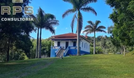 Excelente sítio com 96.800 m² , muita área verde  Casa com 4 dormitórios 03 Banheiros  02 salas estilo colonial  Cozinha com fogão a lenha e Varanda
