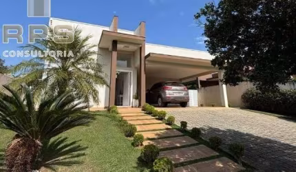 Casa térrea no Condomínio Shambala 2 com 3 suítes, sala de estar e lareira, cozinha integrada com área gourmet interna, piscina, pergolado e edícula