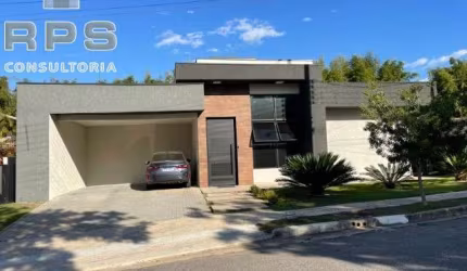 Casa térrea mobiliada no Condomínio Shambala 1 com 3 suítes, home office, cozinha com planejados, varanda gourmet com piscina em quintal amplo.